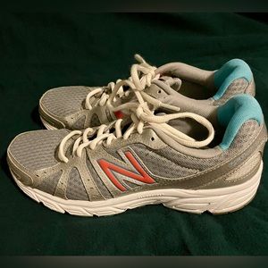 New Balance women’s running shoes W450SL2. Size 8, silver/salmon/blue.
